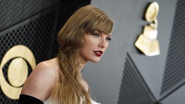 Taylor Swift llega a la 66a entrega anual del Grammy el domingo 4 de febrero de 2024, en Los Angeles. A finales de diciembre, el equipo de Swift se aproximó a Jack Sweeney, un estudiante de tecnología de la información, con una carta de cese y desista que culpaba a su rastreo automatizado del jet privado de Swift por alertar a los acosadores sobre su ubicación, pese a que usa información pública. (Foto Jordan Strauss/Invision/AP)