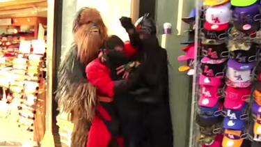 americateve | En la trifulca, que tuvo lugar en el Paseo de las Estrellas de Hollywood, también participaron Freddy Krueger, Chewbacca y Wally. VIDEO