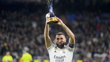 Karim Benzema del Real Madrid alza el trofeo de campeón del Mundial de Clubes previo al partido contra Elche en la Liga española, el 15 de febrero de 2023. (AP Foto/Manu Fernández)
