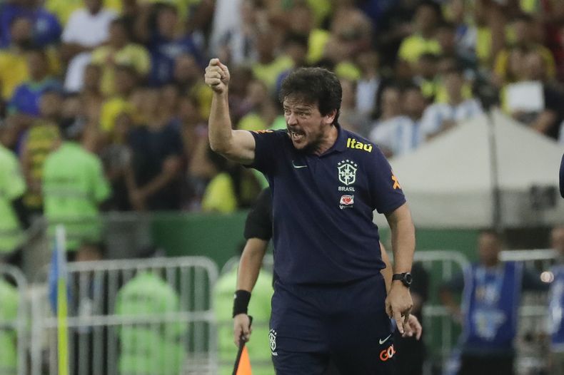 El técnico de Brasil Fernando Diniz durante el partido contra Argentina por las eliminatorias del Mundial, el martes 21 de noviembre de 2023, en el estadio Maracaná de Río de Janeiro. (AP Foto/Bruna Prado)