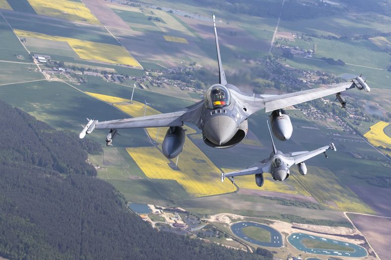 Dos F- 16 de la Fuerza Aérea de Rumanía participan en una patrulla aérea de la OTAN en el espacio aéreo lituano, el 22 de mayo de 2023. (AP Foto/Mindaugas Kulbis)