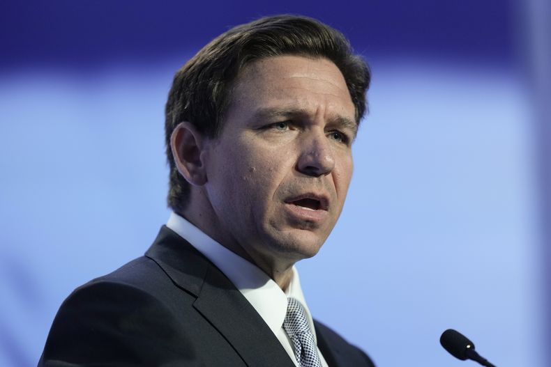 ARCHIVO - El gobernador de Florida, Ron DeSantis, que busca la candidatura presidencial republicana, pronuncia un discurso durante la reunión de de Mamas pro Libertad en Filadelfia, el viernes 30 de junio de 2023. (AP Foto/Matt Rourke)