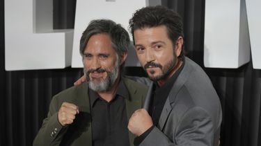 Los actores mexicanos Gael García Bernal, izquierda, y Diego Luna posan para una fotografía en la premiere de La Máquina en la Ciudad de México, el martes 8 de octubre de 2024. (Foto AP/Fernando Llano)