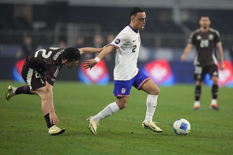 El defensa estadounidense Sergiño Dest supera al atacante mexicano Hirving Lozano durante la primera mitad de la final de la Liga de Naciones de CONCACAF, el domingo 24 de marzo de 2024, en Arlington, Texas. (AP Foto/Tony Gutiérrez )