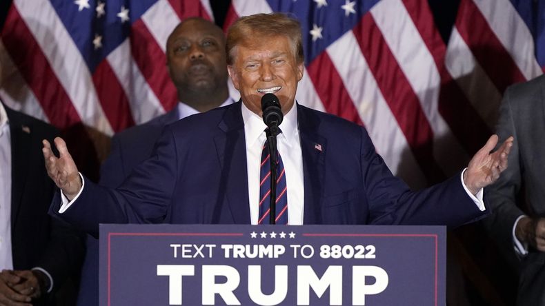 El precandidato presidencial republicano y expresidente Donald Trump sonríe durante un acto de campaña el martes 23 de enero de 2024, en Nashua, Nueva Hampshire. (AP Foto/Pablo Martinez Monsivais)