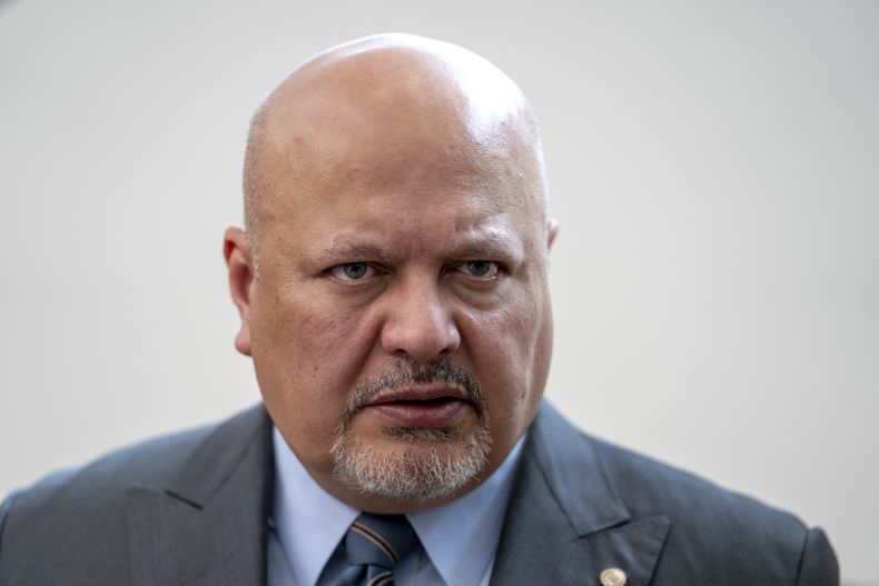 ARCHIVO - Karim Khan, fiscal de la Corte Penal Internacional, mira antes de una conferencia de prensa en La Haya, Holanda, el 3 julio de 2023. (AP Foto/Peter Dejong, Archivo)