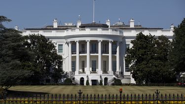 Cabilderos vinculados a Trump lograron contratos millonarios