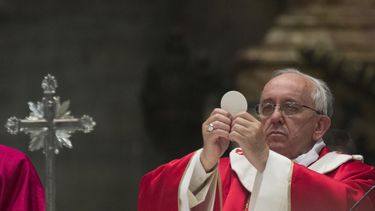 americateve | El Papa Francisco sostiene la hostia en una misa el lunes, 4 de noviembre de 2013, en el Vaticano. (AP Photo/Andrew Medichini)