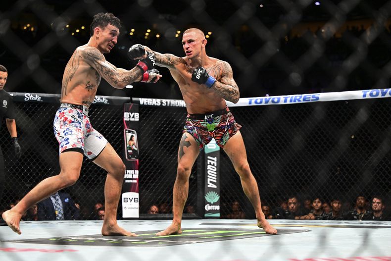 Dustin Poirier, a la derecha, golpea a Max Holloway en una pelea por el título de peso ligero en UFC 318 en Nueva Orleans, Luisiana, el sábado 19 de julio de 2025. (Foto AP/Ella Hall)