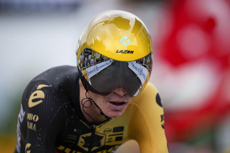 ARCHIVO - Foto del 18 de julio del 2023, el estadounidense Sepp Kuss participa en la contrarreloj individual de 22,5 kilómetros en la 16ma etapa del Tour de Francia. (AP Foto/Daniel Cole, Archivo)
