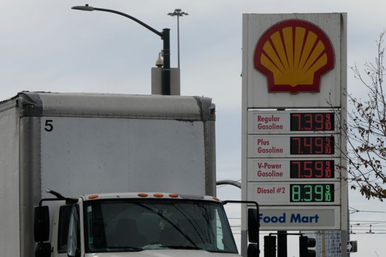Un camión pasa ante un cartel con precios de gasolina y diésel en una gasolinera el martes 20 de octubre de 2026, en San Francisco. (AP Foto/Jeff Chiu)