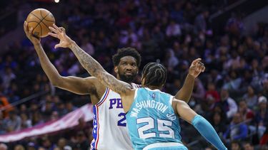 Embiid y Harris ayudan a 76ers, que arrollan a Hornets