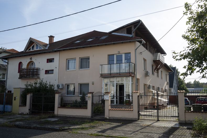 Esta foto muestra una casa en la que tiene su sede una compañía húngara que supuestamente fabricó bípers que explotaron en Líbano y Siria, en Budapest, el miércoles 18 de septiembre de 2024. (AP Foto/Denes Erdos)