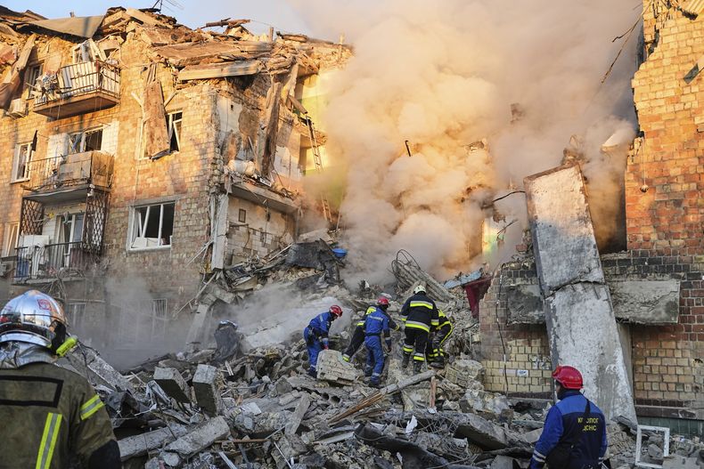 Bomberos trabajando en el lugar de un edificio después de un ataque ruso en Kiev, Ucrania, la mañana del jueves 28 de agosto de 2025. (AP Foto/Efrem Lukatsky)