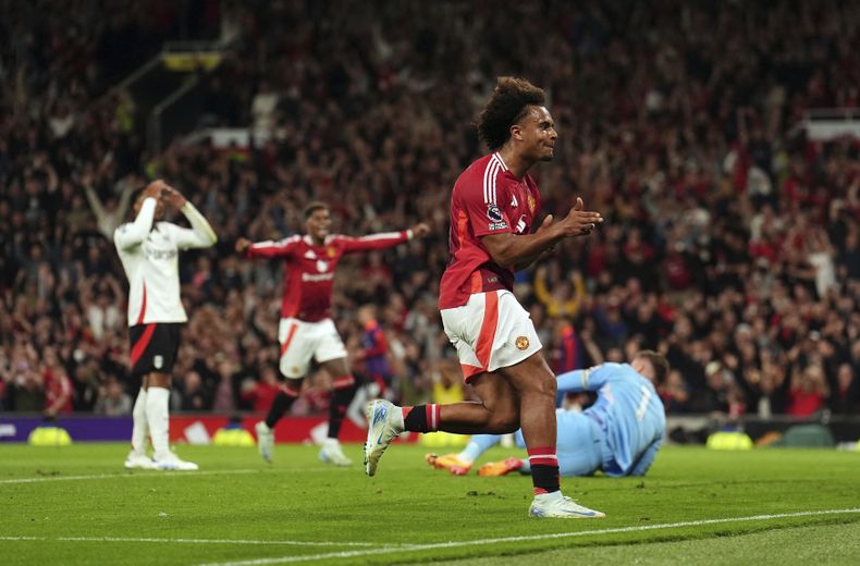Joshua Zirkzee del Manchester United celebra tras anotar en el primer duelo de la Liga Premier ante el Fulham en Old Trafford el viernes 16 de agosto del 2024. (Martin Rickett/PA via AP)