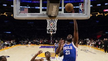 LeBron suma 38.000 puntos, pero los Lakers caen ante 76ers