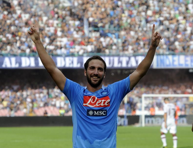 El argentino Gonzalo Higua&iacute;n celebra una de sus dos anotaciones de penalti con las que Napoli derrot&oacute; 2-0 a Torino en el estadio San Paolo en N&aacute;poles, Italia, en un partido de la Serie A de Italia, el domingo 27 de octubre de 2013. (A