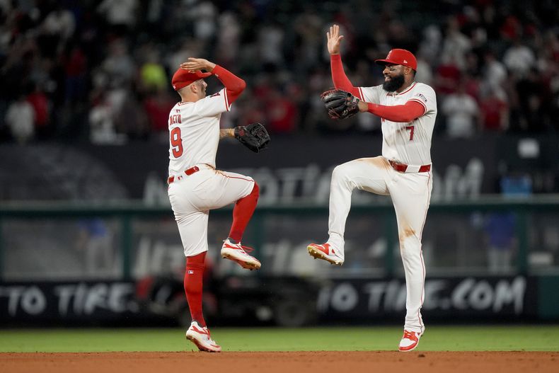 El campocorto de los Angelinos de Los Ángeles Zach Neto y el derecho Jo Adell celebran tras la victoria ante los Mets de Nueva York el sábado 3 de agosto del 2024.(AP Foto/Ryan Sun)