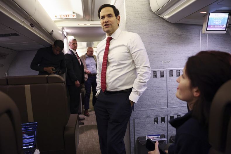 El secretario de Estado estadounidense Marco Rubio habla con los periodistas que viajaban con él a la Conferencia de Seguridad de Múnich después de que un problema mecánico obligó a su avión a regresar a la Base Conjunta Andrews, el jueves 13 de febrero de 2025, en Maryland. (Evelyn Hockstein/Foto compartida vía AP)