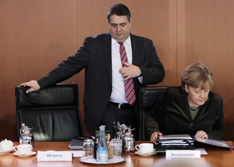 La canciller alemana Angela Merkel, derecha, acompa&ntilde;ada de su ministro de Econom&iacute;a Sigmar Gabriel en la reuni&oacute;n del gabinete en la Canciller&iacute;a de Berl&iacute;n el mi&eacute;rcoles, 12 de febrero del 2014. (Foto AP/Markus Schrei