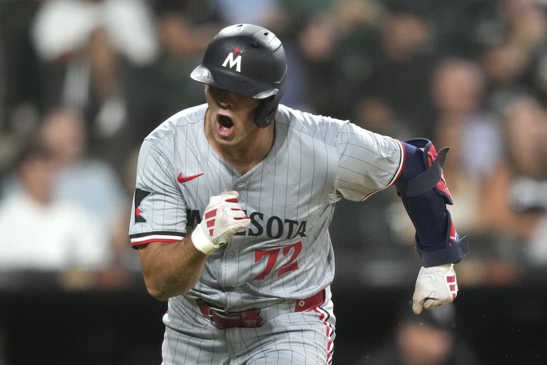 Brooks Lee, de los Mellizos de Minnesota, reacciona después de batear un sencillo productor de una carrera en la 11ma entrada del juego de béisbol en contra de los Medias Blancas de Chicago, el lunes 8 de julio de 2024, en Chicago. (AP Foto/Charles Rex Arbogast)
