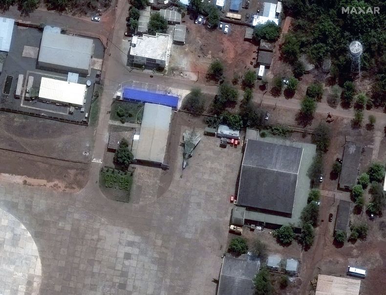 Foto satelital difundida por Maxar Technologies que muestra un avión ruso Su-24 en una base aérea en Bamako, la capital de Mali, el 14 de abril del 2025. (Maxar Technologies via AP)