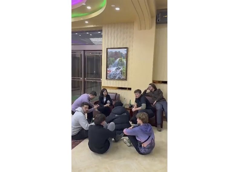 Foto tomada de video entregado por Koryo Tours, que muestra a turistas escuchando a un guía norcoreano en el Hotel Namsan en Rason, Corea del Norte, el 20 de febrero del 2025. (Koryo Tours via AP)