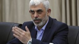 Yahya Sinwar, líder de Hamás en Gaza, saluda a sus simpatizantes durante un encuentro de dirigentes de facciones palestinas, el miércoles 13 de abril de 2022, en Ciudad de Gaza, Franja de Gaza. (AP Foto/Adel Hana)