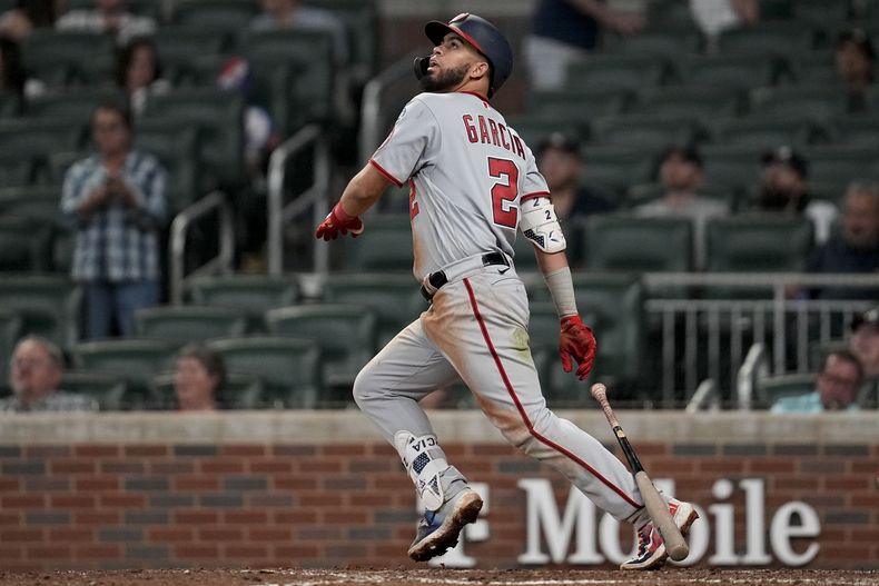 Luis García, de los Nacionales de Washington, conecta la pelota en el juego del viernes 29 de septiembre de 2023, ante los Bravos de Atlanta (AP foto/Mike Stewart)