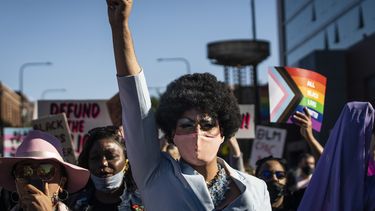 ARCHIVO - La artista drag de Chicago Jo Mama se une a varias drag queens negras para liderar la marcha Drag for Change en el vecindario de Boystown en Chicago, el 14 de junio de 2020. Alrededor de 10 artistas drag de todo Estados Unidos se unieron para promover su forma de arte con la organización Qommittee anunciada el miércoles 29 de mayo de 2024 previo al Mes del Orgullo LGBTQ+ de junio. (Ashlee Rezin Garcia/Chicago Sun-Times via AP, archivo)