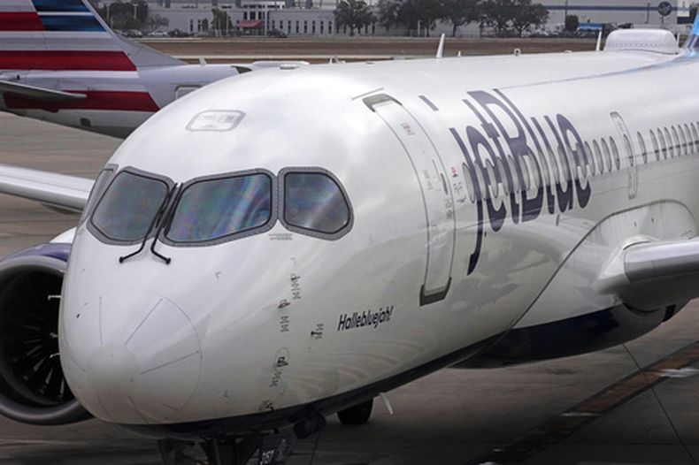 ARCHIVO – Un avión de Jet Blue Airlines en una puerta del Aeropuerto Internacional de Pittsburgh International en Imperial, Pensilvania, el 13 de febrero de 2026. (AP Foto/Gene J. Puskar, Archivo)