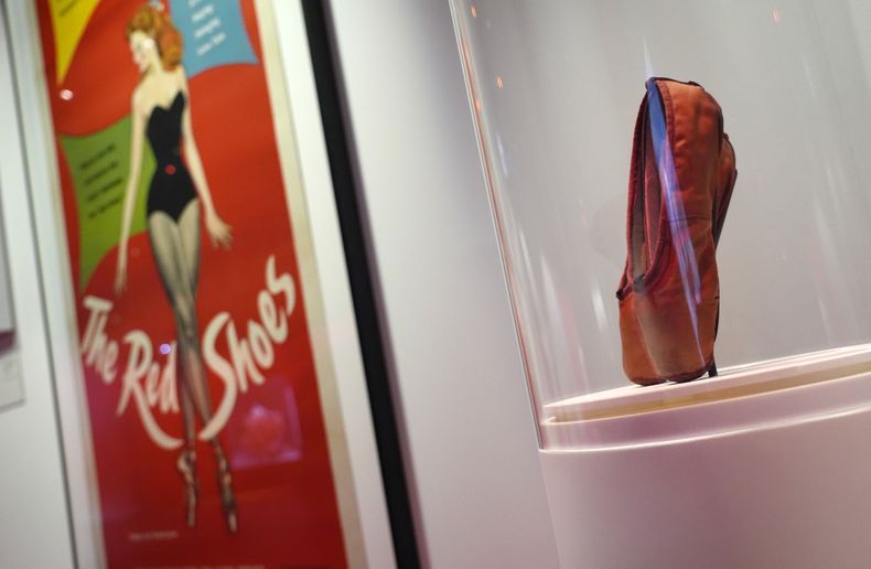 Las zapatillas de ballet que usó Moira Shearer en la película de 1948 The Red Shoes en la exposición Color in Motion: Chromatic Explorations of Cinema (Color en Movimiento: Exploraciones Cromáticas del Cine) en el Museo de la Academia el martes 29 de octubre de 2024 en Los Angeles. (Foto AP/Chris Pizzello)