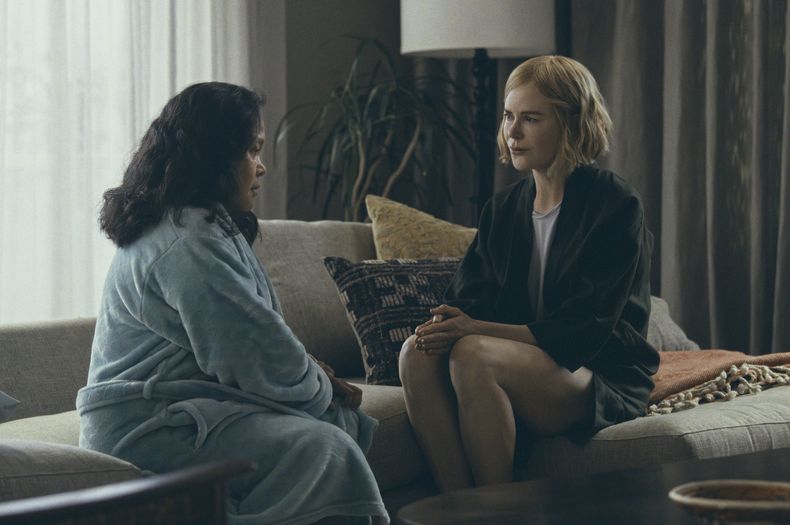En esta imagen proporcionada por Prime Video, Nicole Kidman, derecha, en una escena de The Expats. (Prime Video vía AP)