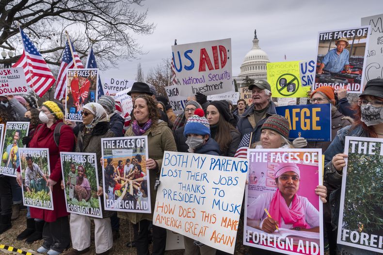 Manifestantes y legisladores protestan contra el presidente Donald Trump y su aliado Elon Musk por trastocar al gobierno federal, lo que incluye el desmantelamiento de la Agencia de Estados Unidos para el Desarrollo Internacional (USAID, por sus siglas en inglés), que administra ayuda exterior aprobada por el Congreso, en el Capitolio, en Washington, el miércoles 5 de febrero de 2025. (AP Foto/J. Scott Applewhite)