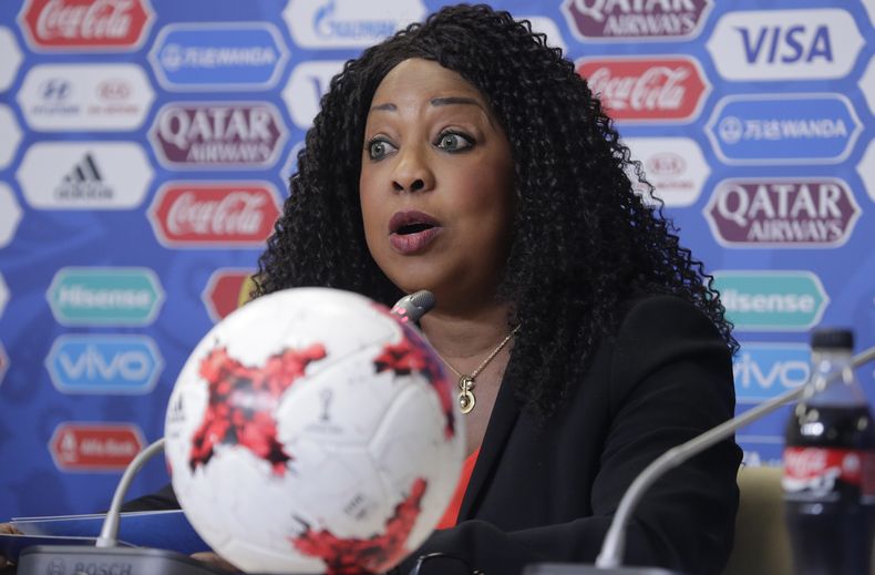 La secretaria general de la FIFA Fatma Samoura durante una rueda de prensa en San Petersburgo, Rusia, el 16 de junio de 2017. (AP Foto/Dmitri Lovetsky)