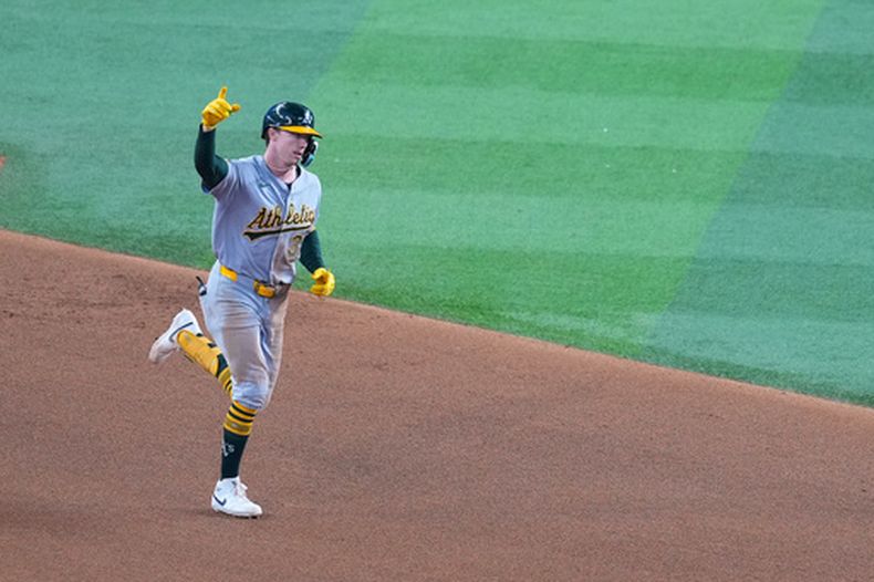Henry Bolte, de los Atléticos, festeja tras batear un jonrón de dos carreras en el encuentro del miércoles 2 de septiembre de 2026, ante los Rangers de Texas (AP Foto/Julio Cortez)