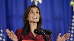 La precandidata presidencial republicana Nikki Haley habla ante sus partidarios el sábado 24 de febrero de 2024, en Charleston, Carolina del Sur. (AP Foto/Chris Carlson)