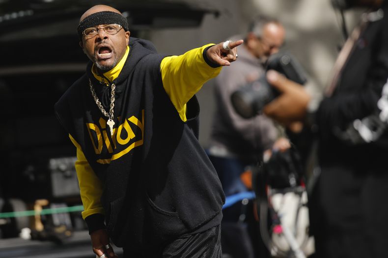 Lawrence Stark, del distrito del Bronx de Nueva York, hace comentarios en apoyo de Sean Diddy Combs, frente al tribunal federal de Manhattan, el martes 17 de septiembre de 2024, en Nueva York. (Foto AP/Eduardo Munoz Alvarez)
