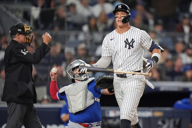 Aaron Judge, de los Yankees de Nueva York, tras poncharse en el cuarto juego de la serie divisional ante los Azulejos de Toronto, el miércoles 8 de octubre de 2025 (AP Foto/Frank Franklin II)