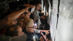Los votantes consultan las listas electorales antes de la apertura de las urnas para las elecciones presidenciales en Caracas, Venezuela, el domingo 28 de julio de 2024 (AP Foto/Matías Delacroix)