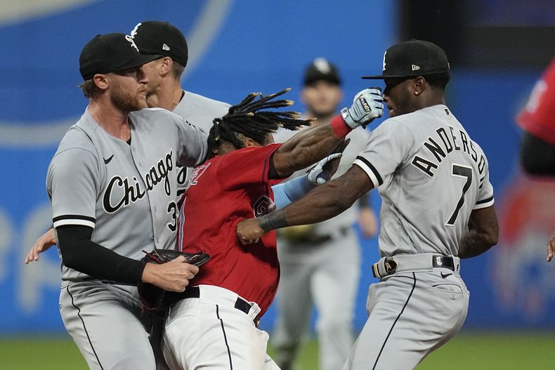 El dominicano José Ramírez, de los Guardianes de Cleveland, asesta un puñetazo a Tim Anderson, de los Medias Blancas de Chicago, en el juego del sábado 5 de agosto de 2023. (AP Foto/Sue Ogrocki)