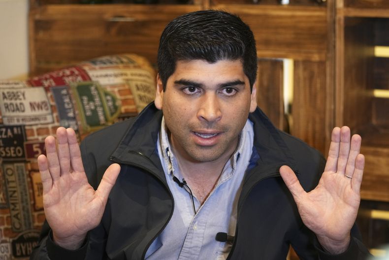 El expresidente Otto Sonnenholzner, candidato presidencial de la alianza Actuemos, en una entrevista, en Quito, Ecuador, el jueves 6 de julio de 2023. Las elecciones serán el próximo 20 de agosto. (AP Foto/Dolores Ochoa)