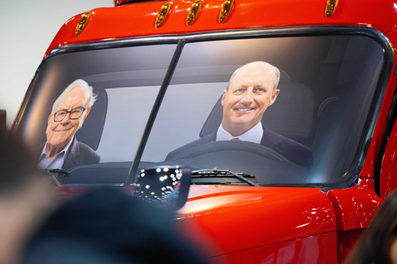 ARCHIVO – Retratos de Warren Buffett, izquierda, y del CEO de Berkshire Hathaway Greg Abel, en un camión con semirremolque en la exhibición Pilot de la reunión anual de Berkshire Hathaway, el 2 de mayo de 2026, en Omaha, Nebraska. (AP Foto/Rebecca S. Gratz, Archivo)