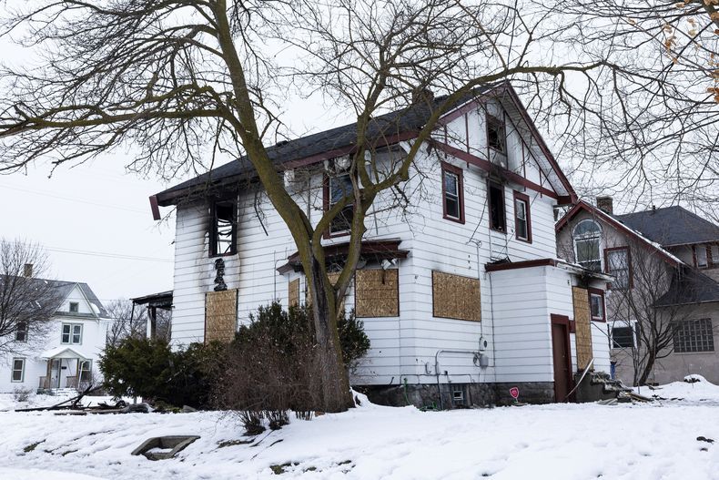 La vista de una casa tras un incendio en Grand Rapids, Michigan, el 27 de enero de 2025. (Joel Bissell/Kalamazoo Gazette via AP)