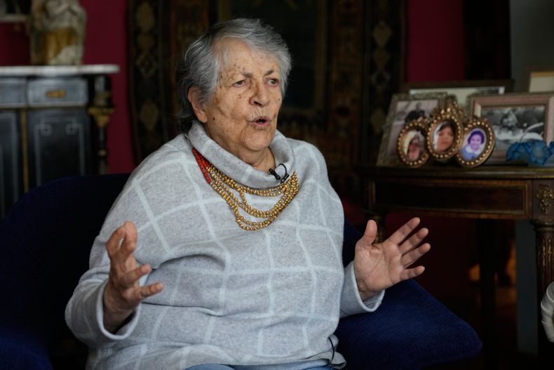 Gloria Gaitán, hija del político Jorge Eliécer Gaitán, asesinado en 1948, concede una entrevista en su casa de Bogotá, Colombia, el jueves 25 de septiembre de 2025. (Foto AP/Fernando Vergara)