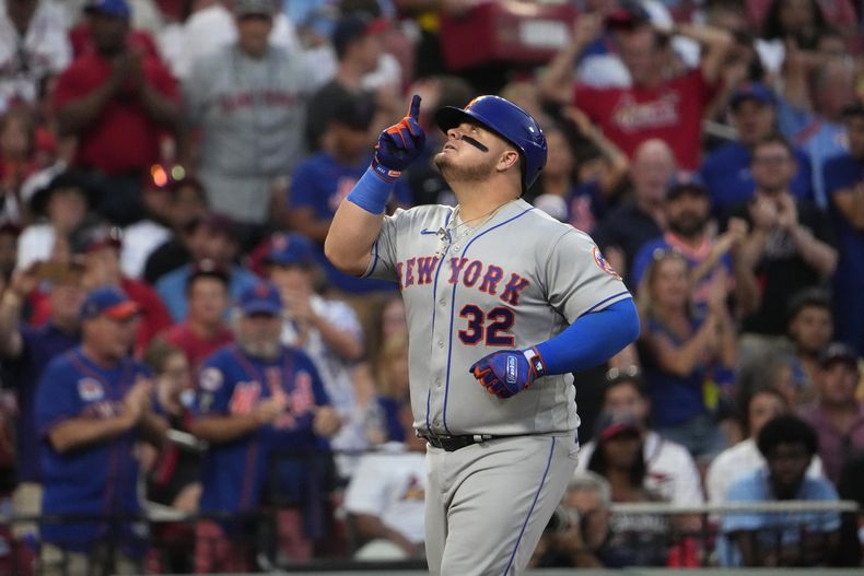Daniel Vogelbach, de los Mets de Nueva York, anota tras conectar un grand slam, en el juego del sábado 19 de agosto de 2023, ante los Cardenales de San Luis (AP Foto/Jeff Roberson)