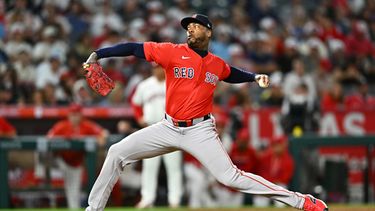 El lanzador de los Medias Rojas de Boston, Aroldis Chapman, realiza un lanzamiento durante la novena entrada de un partido de béisbol contra los Ángeles de Los Ángeles, el viernes 3 de julio de 2026, en Anaheim, California. (Foto AP/William Liang)