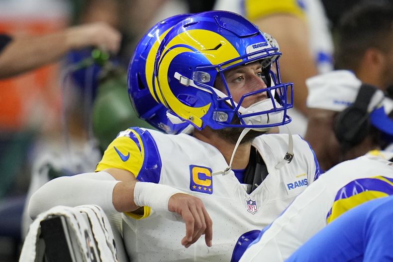 Matthew Stafford, quarterback de los Rams de Los Ángeles, observa desde la banca con un vendaje en la mano derecha durante la segunda mitad del partido de la NFL en contra de los Cowboys de Dallas, el domingo 29 de octubre de 2023, en Arlington, Texas. (AP Foto/Julio Cortez)