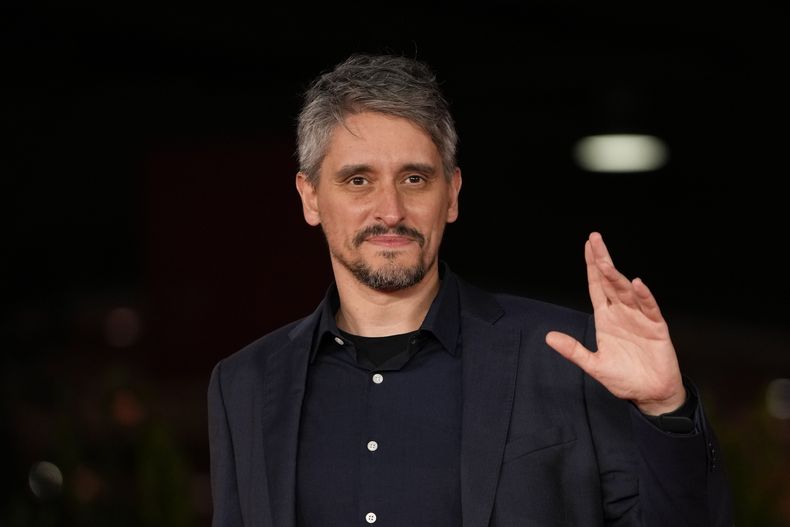 En esta imagen de archivo, el director de cine Marcel Barrena posa para los fotógrafos en la alfombra roja del Festival de Cine de Roma, en Roma, el 15 de octubre de 2021. (AP Foto/Alessandra Tarantino, archivo)