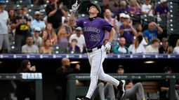 Mickey Moniak, de los Rockies de Colorado, señala al cielo mientras recorre las bases con un cuadrangular en la primera entrada del juego de béisbol de Grandes Ligas contra los Marlins de Miami, el miércoles 1 de julio de 2026, en Denver. (AP Foto/Geneva Heffernan)